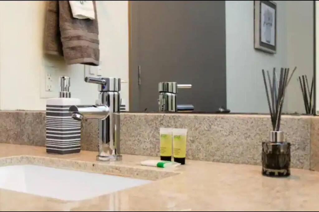 Sleeps 10 In Gaslamp Quarter Elegant 3 Bedroom Near Convention Apartment San Diego